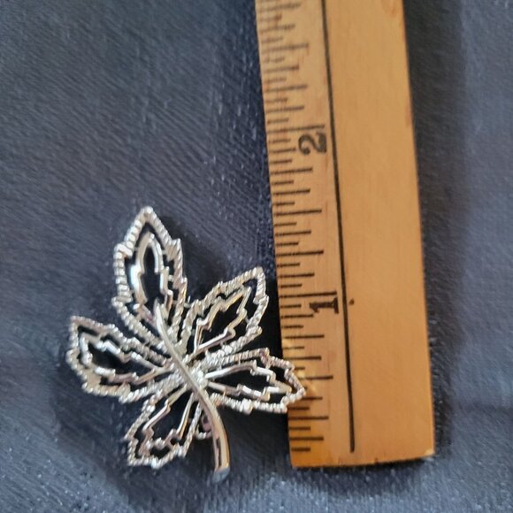 Elegant Gold-Tone Maple Leaf Brooch Pin - 2 Inches - Picture 3 of 3